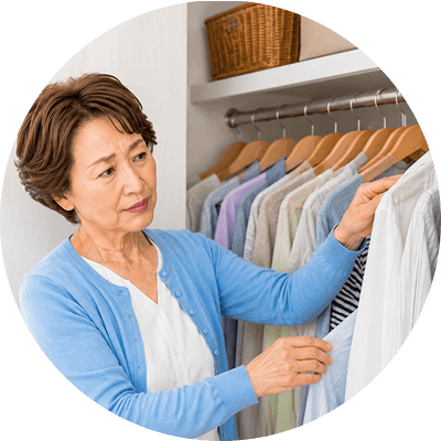 洋服を悩む女性