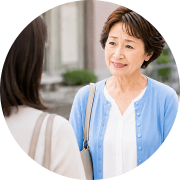 女性と会話する年配の女性